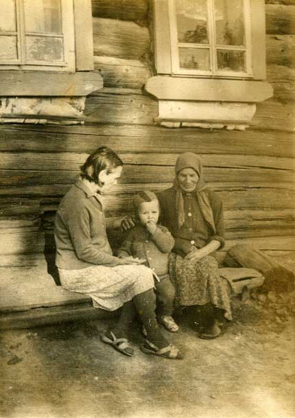 бабушка и ее сестра Мария у избы, Кировская область, д. Большие Городиленки 